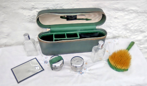 Lovely travelling vanity - , set