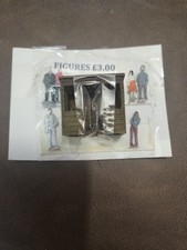 Detailed OO HO Scale Bus Stop Shelter with people figures 