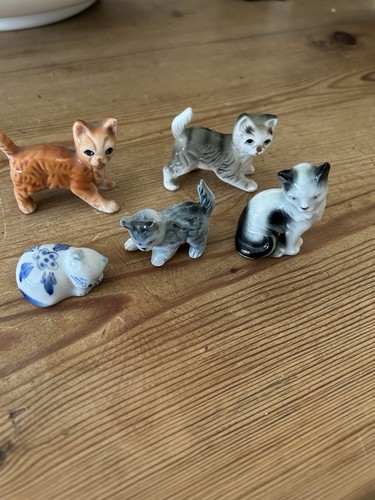 Selection cat figurines - of,