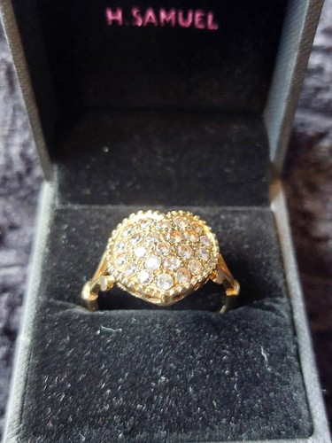Heart shaped 9ct gold - a,