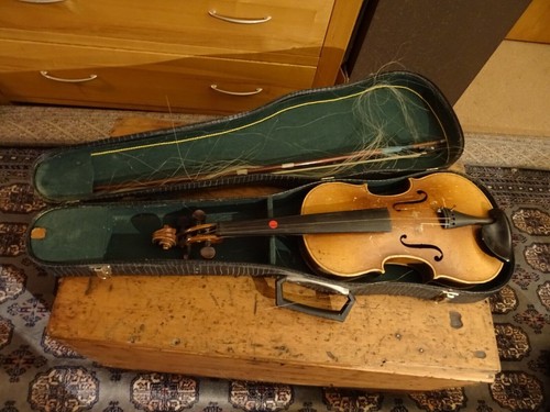 Old violin in hard - 4/4,