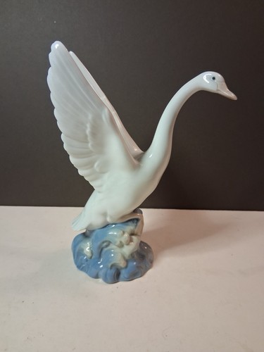 Nao lladro porcelain swan - porcelain,