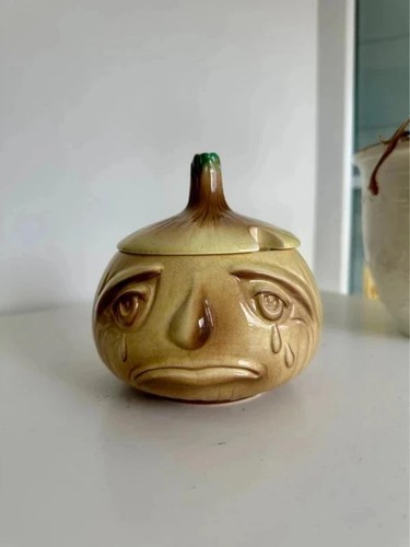 Vintage crying onion face pot - crying,