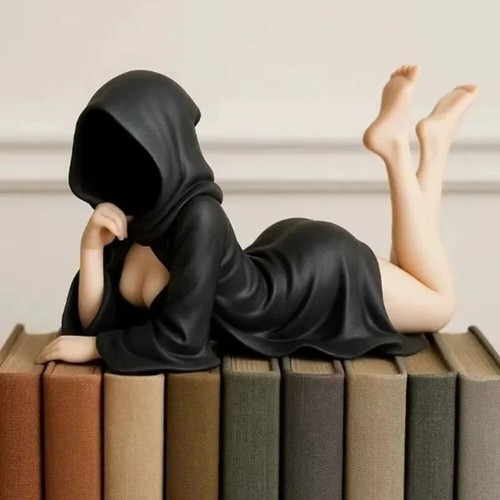 Gothic black robe - queen, figure
