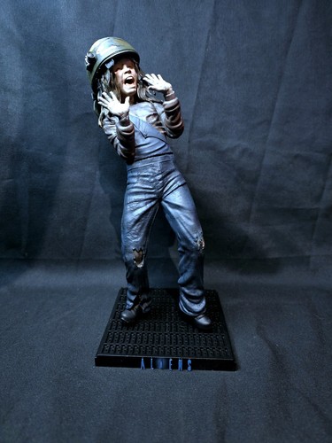Aliens newt statue - aliens,