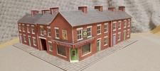 N Gauge 1:148 Scale - Model Railway Terraced Red Brick Houses And Corner Shop