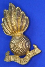 Royal Artillery Officers- Ubique 7-Flamed Grenade Gilt collar badge      [26414]