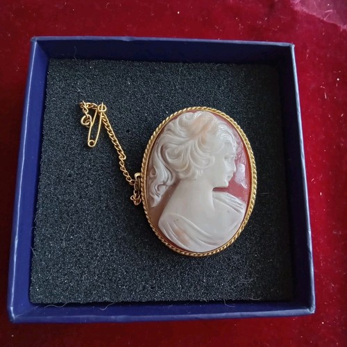 Lovely vintage jewellery - lovely, gold
