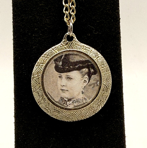Vintage photo locket round - vintage,