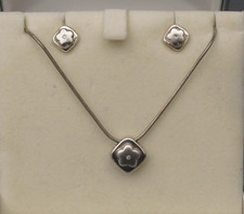 Kit Heath stud earrings and necklace embossed daisy set in box