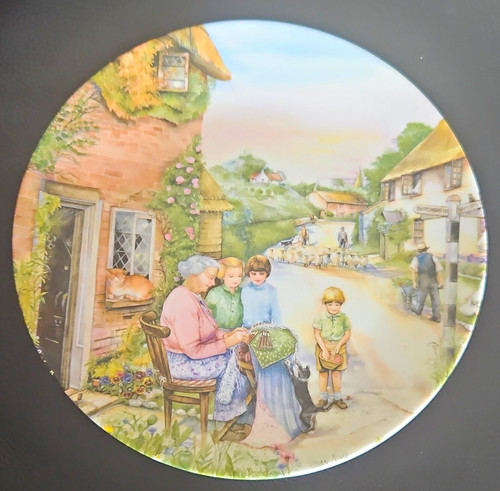 Royal doulton the lacemaker - royal,