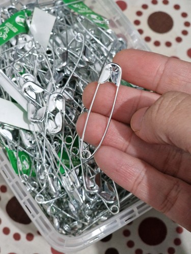 Safety pins extra - pins, large
