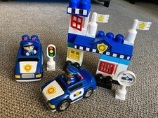 Vintage Mega Bloks - Set 8810 - Police Station, Police Cars and People