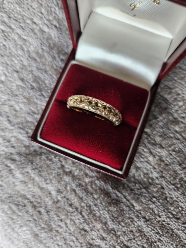 Heavy 9ct gold embossed - 9ct,