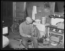 Photo:Beet worker sharpening