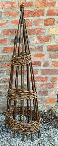 Natural willow garden - garden, obelisk