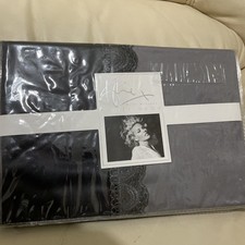 KYLIE MINOGUE AT HOME ISLA