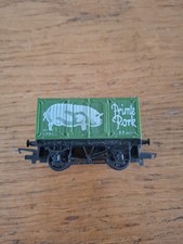Hornby R162 Closed Van Prime Pork - OO Gauge