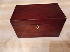 ATTRACTIVE VINTAGE MAHOGANY TEA CADDY. 2 COMPARTMENTS. GOOD ORIGINAL CONDITION. 