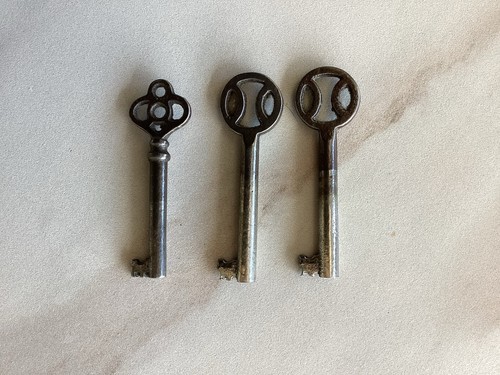 Antique skeleton keys - 3,