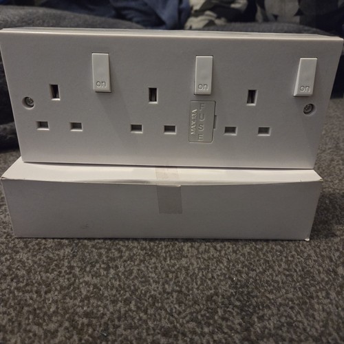 Gang triple switched socket - 3-gang,