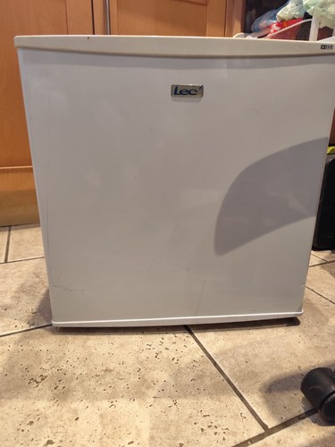 Small mini fridge lec white - small,