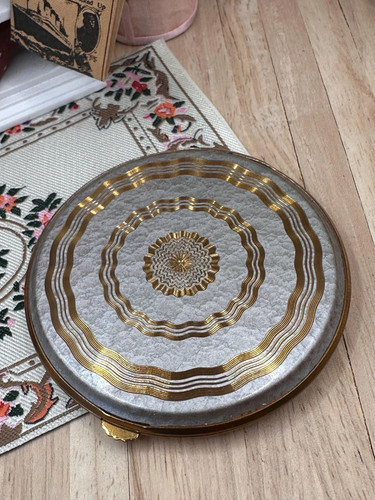 Vintage gwenda powder compact - gwenda,