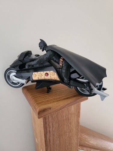 Batman bike figure - on,