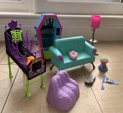 Monster high student lounge - student,