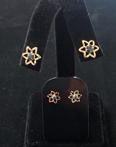 Two pairs 9ct gold flower - pairs,