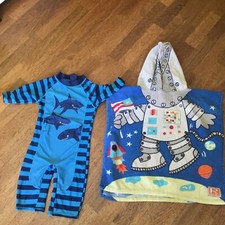 BOYS AGE 6 YEARS ALL IN ONE SUN PROTECTION SWIMSUIT & TOWELLING BEACH/BATH ROBE