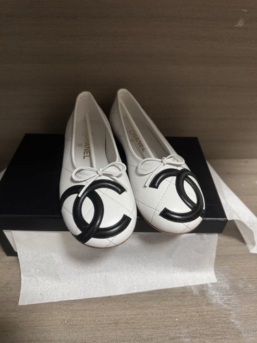 Chanel quilted leather - chanel, white