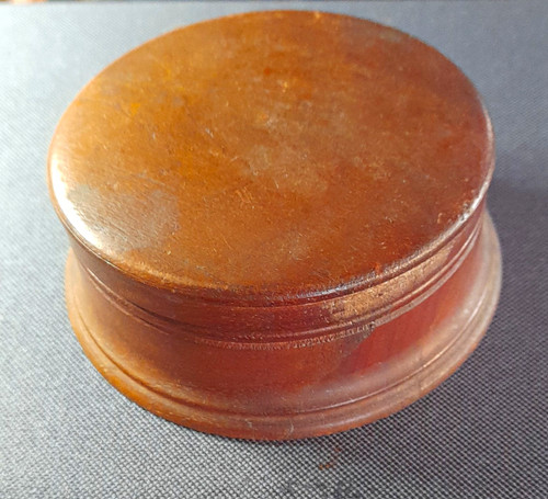 Round treen trinket box with - round,