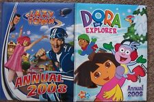 2 CHILDREN'S BOOKS ANNUALS HB DORA THE EXPLORER+LAZY TOWN