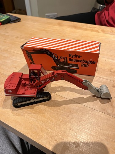 Crawler excavator die - 9,