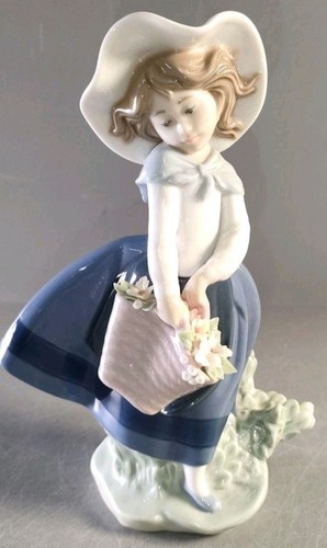 Lladro pretty pickings girl - pickings,