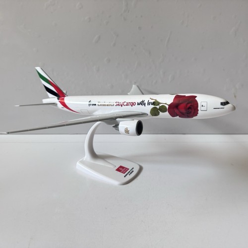 Emirates sky cargo boeing 777f - emirates,