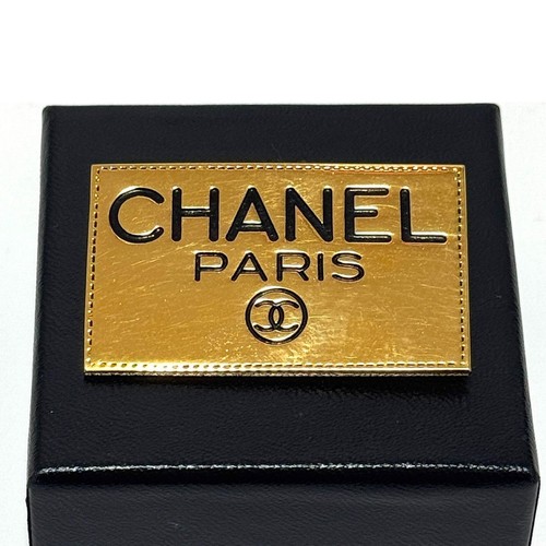 Chanel logo coco mark - cc, plate