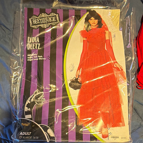 Beetlejuice lydia deetz - lydia,