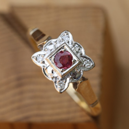 18ct solid yellow gold - yellow, square