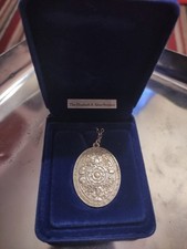 Elizabeth R Silver Pendant - Silver Jubilee 1977. Complete with chain