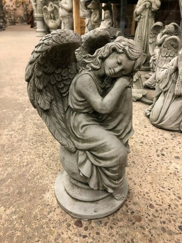 Angel ball with plinth - on,