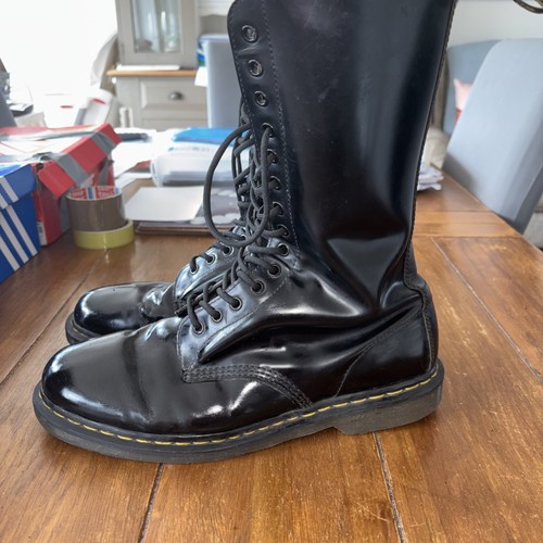 Martens airwair hole - dr,