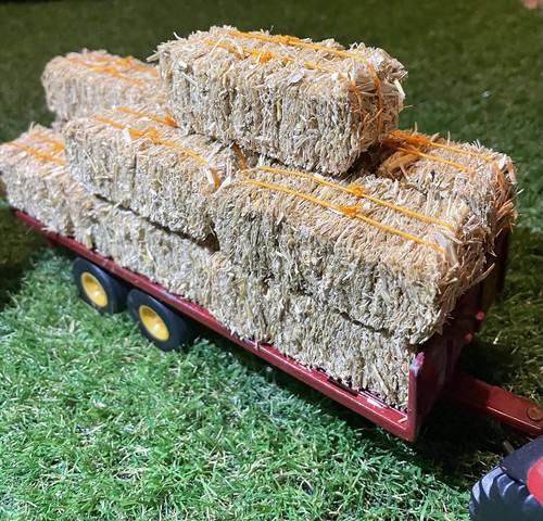 Scale square straw bale - 1:32,