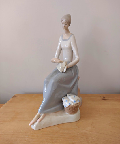 Unmarked glossy ceramic seated - glossy,
