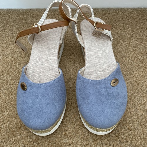 Brand new hang closed toe - closed,