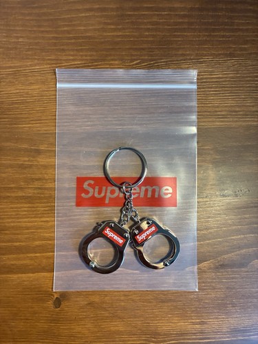 Supreme handcuff keychain - supreme, –