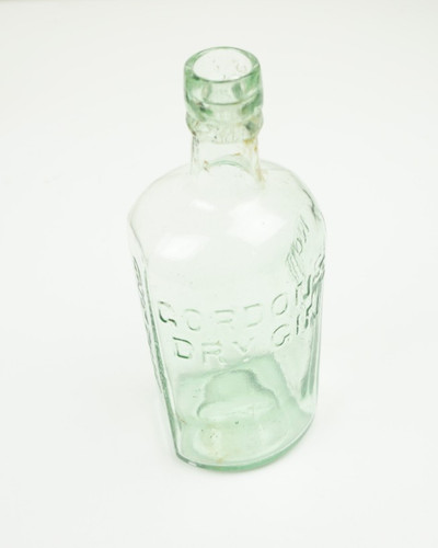 Gordon dry gin bottle london - gordon's,