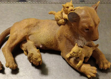 Lioness with cubs plastic - cubs,