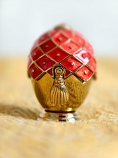 Estée Lauder 1995 Red Collector's Egg Solid Perfume Compact